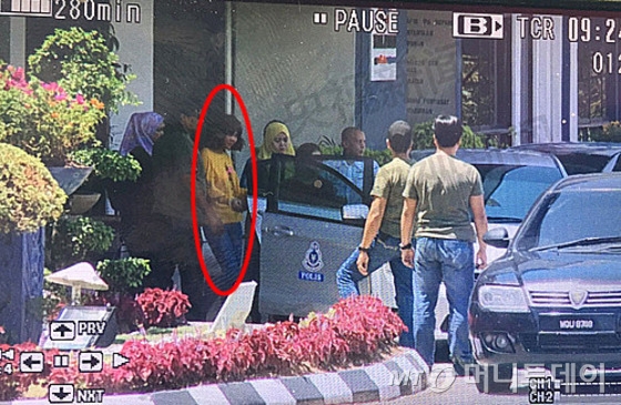 김정남 피살 사건에 연루된 의혹으로 체포된 두 번째 여성 용의자의 모습이 공개됐다. 중국 관영 CCTV가 16일 오전 2시(현지시간)께 경찰에 체포된 인도네시아 여권 소지자 티 아이샤(Siti Aishah·25)가 경찰에 이송되는 화면을 공개했다. 노란색 상의와 청바지를 입은 이 젊은 여성은 수갑을 차고 경찰과 시민들이 지켜보는 가운데 경찰 차량에 탑승했다. CCTV에 따르면 여성이 탑승한 차량을 포함 총 4대 차량이 그를 호송한 채 출발했다. (CCTV) 2017.2.16/뉴스1  <저작권자 &copy; 뉴스1코리아, 무단전재 및 재배포 금지>