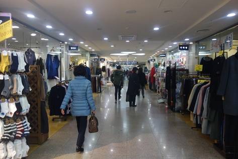 서울 고속터미널역 지하상가는 평일 오전에도 북적였다. /최문혁 기자