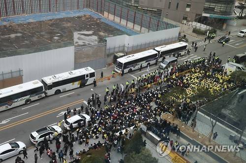 (서울=연합뉴스) 이상학 기자 = 98주년 3·1절인 1일 오전 서울 종로구 주한일본대사관 옛터 앞에서 열린 일본군성노예제 문제해결을 위한 정기 수요시위에서 참가자들이 일본 정부의 사죄를 촉구하고 있다. 2017.3.1 leesh@yna.co.kr
