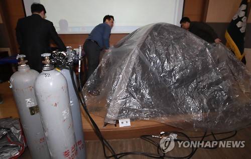 (서울=연합뉴스) 홍해인 기자 = 2일 오전 서울 내자동 서울지방경찰청에서 사이버안전과 관계자들이 SNS를 통해 질소가스 등을 이용한 자살 방법을 광고하고 질소가스, 번개탄, 텐트 등 일명 '자살세트'를 대행 설치·판매한 혐의로 구속된 피의자들로부터 압수한 물품을 언론에 공개하고 있다. 2017.3.3 hihong@yna.co.kr