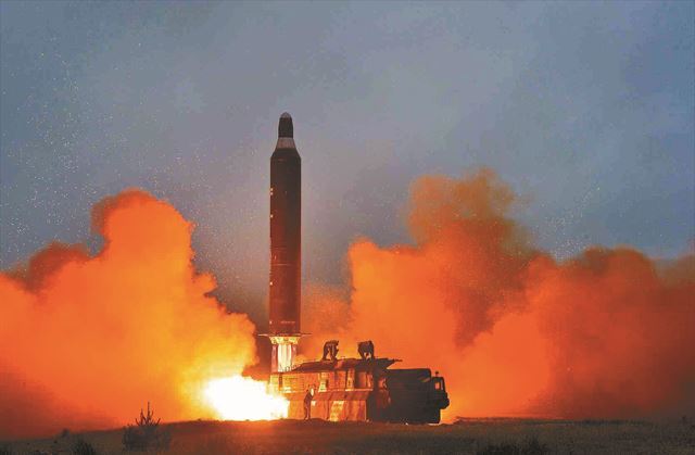북한은 '중장거리 전략탄도로케트 화성-10'(무수단 미사일)의 시험발사 사진을 공개하며 무기 개발 수준을 과시했다. 연합뉴스.