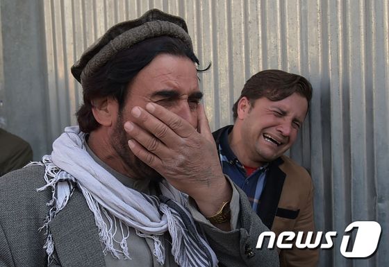 카불 소재 군사 병원에서 8일 무장 괴한의 공격으로 80명의 사상자가 발생했다. 아프간 시민들은 처참한 테러 현장 앞에서 오열했다. © AFP=뉴스1