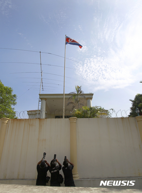 【 쿠알라룸푸르=AP/뉴시스】말레이시아 쿠알라룸푸르 북한대사관 앞에서 8일 사진기자들이 푸른 하늘을 배경으로 펄럭이고 있는 북한 국기를 촬영하고 있다. 2017.03.08