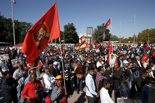 2015년 9월 스위스 제네바 유엔 유럽지부 앞에서 스리랑카 타밀족 수백명이 모여 인권침해에 항의하는 시위를 하고 있다. EPA 연합뉴스