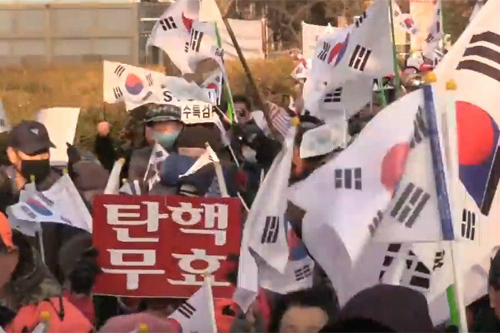 박영수 특검 집 앞에 몰려간 보수단체 회원들 (사진=유튜브 영상 캡처)