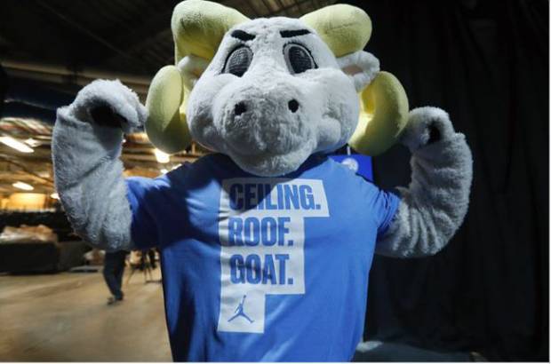 노스캐롤라이나대학의 타르 힐스 마스코트가 마이클 조던의 말 실수를 담은 티셔츠를 입은 채 뽐내고 있다. 트위터 갈무리 노스캐롤라이나대학의 타르 힐스 마스코트가 마이클 조던의 말 실수를 담은 티셔츠를 입은 채 뽐내고 있다. 트위터 갈무리