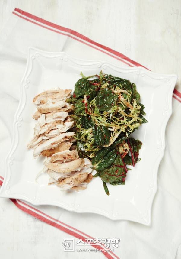 닭가슴살구이와 겉절이/스포츠경향DB