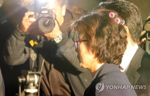 '탄핵심판에만 집중하다보니' (서울=연합뉴스) 김주성 기자 = 박근혜 대통령 탄핵심판 선고일인 10일 오전 이정미 헌법재판소장 권한대행이 서울 종로구 헌법재판소로 출근하고 있다. 이날 평소보다 이른 시간에 출근한 이 재판관은 긴장된 상황을 반영하듯 머리카락에 미용도구를 그대로 꽂은 채 청사로 들어갔다. 2017.3.10 utzza@yna.co.kr (끝)