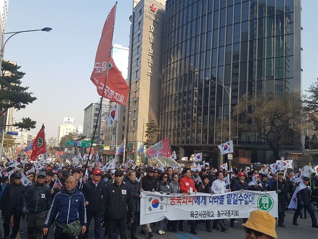 11일 오후 서울 중구 명동역 부근에서 박근혜 전 대통령의 파면에 항의하는 보수단체 회원들이 행진하고 있다. 정반석 기자