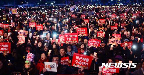 【서울=뉴시스】추상철 기자 = 박근혜 전 대통령의 탄핵선고 이틀째인 11일 오후 서울 종로구 광화문광장에서 열린 마지막 촛불집회에서 참가자들이 '촛불승리'를 외치고 있다. 2017.03.11. scchoo@newsis.com