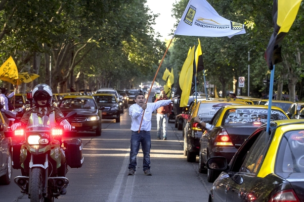 칠레 택시 노조 조합원이 우버 택시에 반대하는 시위를 벌이고 있다. 세계 각국에서 우버 택시에 반대하는 운동이 벌어지고 있다./사진=블룸버그