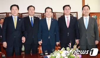 정세균 국회의장이 13일 오전 국회의장실에서 교섭단체 4당 원내대표와 회동을 갖기 앞서 취재진을 향해 포즈를 취하고 있다. 왼쪽부터 왼쪽부터 국민의당 주승용, 더불어민주당 우상호 원내대표, 정 의장, 자유한국당 정우택, 바른정당 주호영 원내대표. 2017.3.13/뉴스1 © News1 송원영 기자