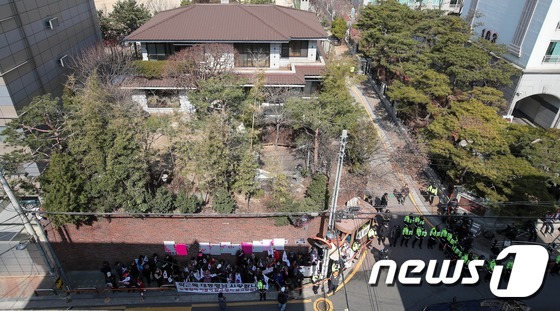 서울 강남구 삼성동 박근혜 전 대통령 사저 앞 모습. 뉴스1 © News1 사진공동취재단