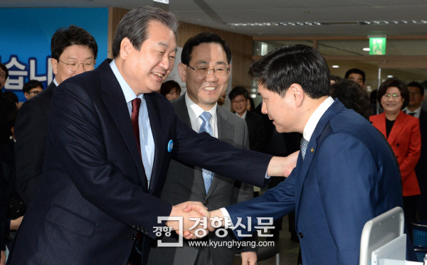 바른정당 김무성 의원(왼쪽)이 15일 서울 여의도 당사에서 입당한 지상욱 의원을 격려하고 있다.  지상욱 의원은 “유승민 의원에게 힘을 보태기 위해 바른정당에 입당한다”며 유 의원의 지지를 공식 선언 했다. | 권호욱 선임기자