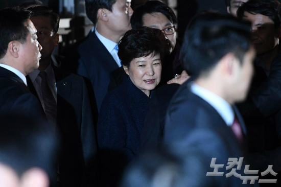 박근혜 전 대통령이 탄핵 인용 사흘만인 12일 오후 청와대에서 퇴거해 삼성동 사저에 도착하고 있다. (사진=박종민 기자)