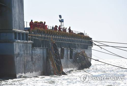 (진도=연합뉴스) 박철홍 기자 = 15일 오후 전남 진도군 세월호 참사 해역에서 해저에 가라앉아 있는 세월호를 끌어올리는 역할을 하는 잭킹바지 두 척에서 인양업체 직원들이 인양작업을 하고 있다. 해양수산부는 오는 21일 소조기에 테스트를 거쳐 다음 달 5일 소조기에는 기상 여건만 허락한다면 세월호 인양을 시도할 수 있을 것으로 내다봤다. 2017.3.15 pch80@yna.co.kr