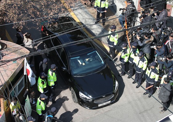 14일 오후 서울 강남구 삼성동 박근혜 전 대통령 자택에서 차량 한대가 빠져나가고 있다. 2017.3.14/사진=뉴스1