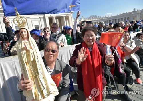 (바티칸시티 AP=연합뉴스) 15일 바티칸 성베드로 광장에서 열린 일반 알현에서 중국 톈진에서 온 가톨릭 신자들이 교황에게 반가움을 표현하고 있다.