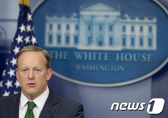 언론 브리핑을 하는 숀 스파이서 백악관 대변인. © AFP=뉴스1