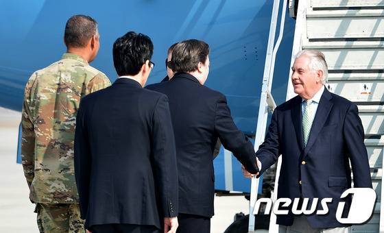 렉스 틸러슨(Rex Wayne Tillerson) 미국 국무장관이 17일 오전 경기도 평택시 주한미군 오산공군기지에 도착해 관계자들과 인사를 하고 있다. 2017.3.17/뉴스1 © News1 이재명 기자