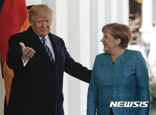 【워싱턴=AP/뉴시스】도널드 트럼프 미국 대통령(왼쪽)이 17일(현지시간) 백악관에서 앙겔라 메르켈 독일 총리를 맞이하고 있다. 2017.3.18.