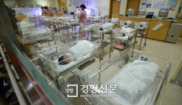 서울 한 대형병원 신생아실에 비어있는 베이비 바구니가 눈에 띈다. |경향신문 자료사진