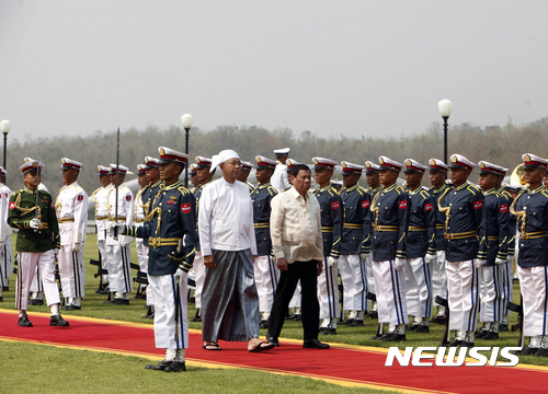 【네피도=AP/뉴시스】미얀마의 틴 쪼 대통령(왼쪽)이 20일 방문한 필리핀의 로드리고 두테르테 대통령과 함께 의장대를 사열하고 있다. 2017. 3. 20.