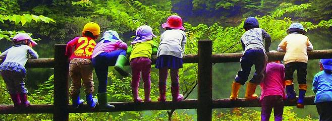 일본에서 인구가 가장 적은 현인 일본 돗토리현은 ‘육아왕국 돗토리현’을 선언하고 저출산 대책을 적극 추진하고 있다. 사진은 돗토리현에 있는 ‘숲유치원 마루탄보’의 수업 모습. 이 유치원은 실내가 아닌 숲과 강 등에서 수업을 진행하는 자연친화적 유치원으로, 지자체에서 적극적인 지원을 하고 있다. 마루탄보 제공