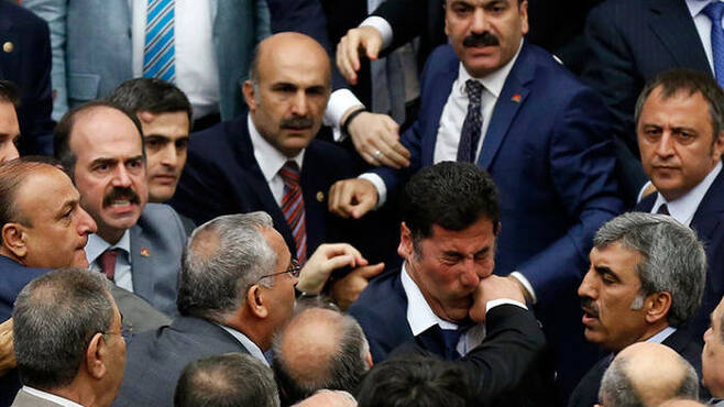 난투극 끝에 집권당의 밀어 부치기로 국민투표에 부쳐진 터키 개헌