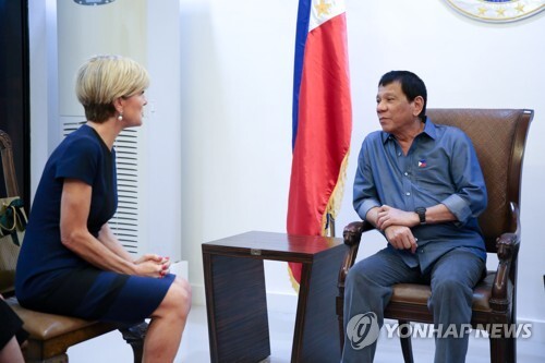 지난 17일 필리핀 민다나오 섬 다바오의 대통령 영빈관에서 만난 로드리고 두테르테(오른쪽) 필리핀 대통령과 줄리 비숍 호주 외교장관[AFP=연합뉴스]