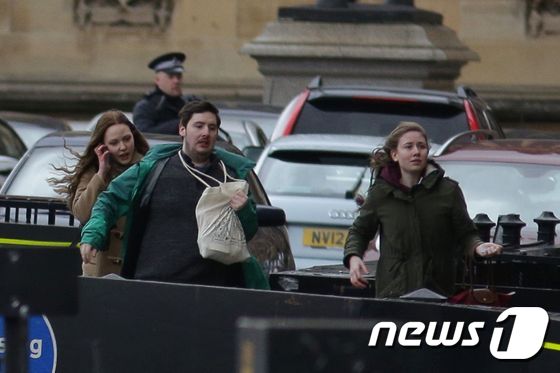 영국 런던에서 22일 차량 돌진 테러가 발생하자 의사당 인근에 시민들이 긴급 대피하고 있다. 이날 한국인 관광객들도 부상자에 포함됐다. © AFP=뉴스1