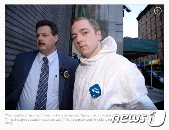 뉴욕에서 흑인 남성을 살해한 제임스 해리스 잭슨(28)이 22일(현지시간) 경찰에 연행되고 있다. (출처:뉴욕데일리뉴스 갈무리) © News1