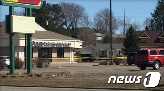 22일(현지시간) 연쇄 총격이 시작된 미국 위스콘신 주(州) 로스차일드의 한 은행. (WSAW-TV 갈무리) © News1