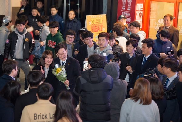 지난 21일 이재명 성남시장이 전북 전주 전북대 인근에서 만난 청년들과 사진을 찍으며 웃고 있다. 이재명 후보 캠프 제공.