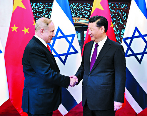 시진핑 중국 국가주석(오른쪽)과 베냐민 네타냐후 이스라엘 총리가 21일 베이징 댜오위타이(釣魚臺) 국빈관에서 정상회담에 앞서 악수하고 있다.  신화뉴시스