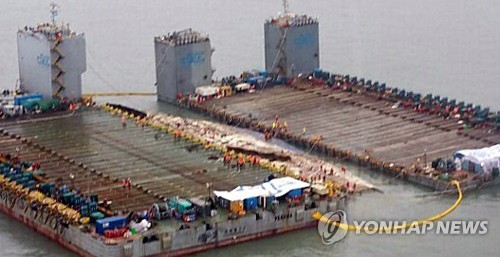 (진도=연합뉴스) 23일 오전 전남 진도군 사고 해역에서 세월호 인양 고박작업(배를 고정시키는 작업)이 활발하게 이뤄지고 있다.   photoy@yna.co.kr