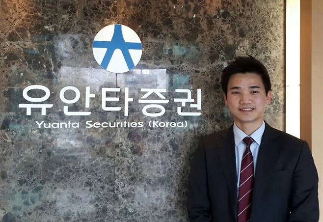김진성씨가 회사 로비에서 포즈를 취하고 있다.