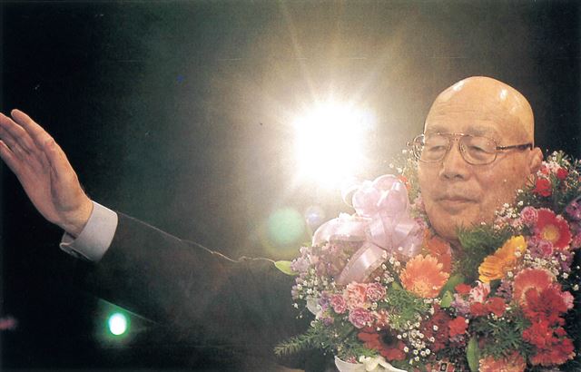 프로레슬러 김일 선수가 2000년 3월 25일 서울 장충체육관에서 은퇴식을 가진 후 링을 떠나고 있다. 한국일보 자료사진