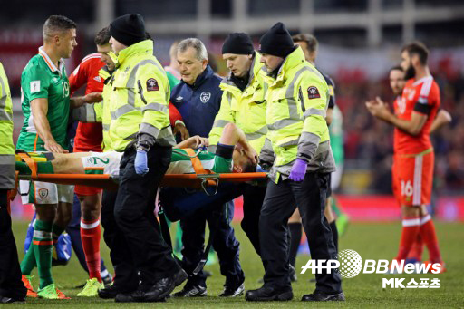 아일랜드 대표팀 주장 시무스 콜먼이 25일(한국시간) 열린 웨일스전에서 다리가 골절되는 부상을 당해 실려나가고 있다. 사진=ⓒAFPBBNews = News1