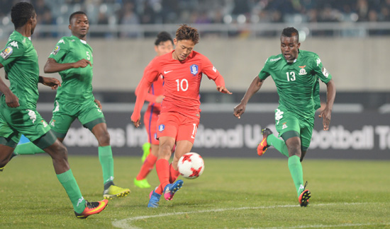 27일 오후 충남 천안종합운동장에서 열린 아디다스컵 U-20 4개국 국제축구대회 대한민국과 잠비아의 경기에서 한국 이승우가 세번째 골을 성공시킨 뒤 기뻐하고 있다. 사진=뉴시스