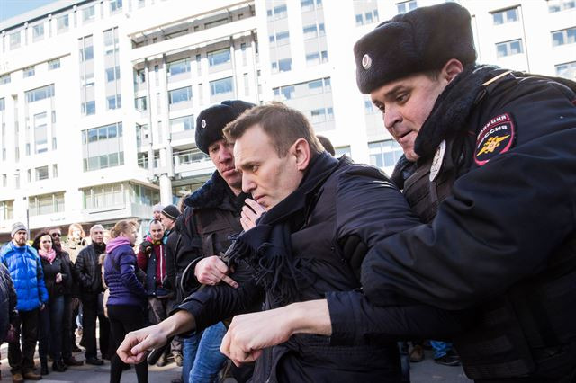 26일 러시아 전역에서 부패 척결 및 드미트리 메드베데프 총리의 퇴진을 요구하는 시위가 열린 가운데, 이번 시위를 주도한 야권 유력 인사 알렉세이 나발니가 모스크바에서 진압경찰에 체포되고 있다. EPA 연합뉴스
