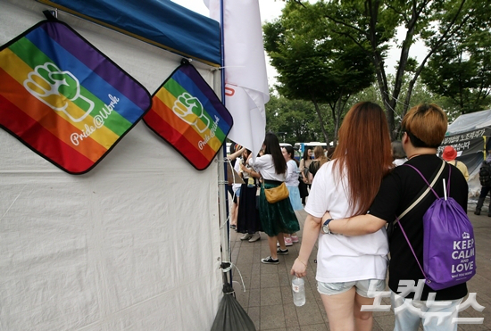 지난해 6월, 서울광장에서 열린 '제17회 퀴어문화축제' (사진=황진환 기자/자료사진)