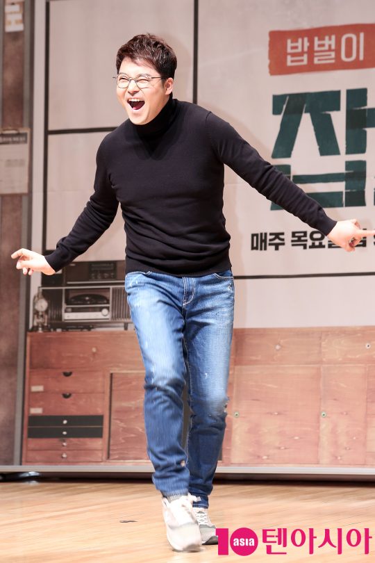 방송인 전현무가 28일 오후 서울 마포구 상암동 JTBC 사옥에서 열린 JTBC ‘잡스’ 기자간담회에 참석해 춤을 추고 있다.