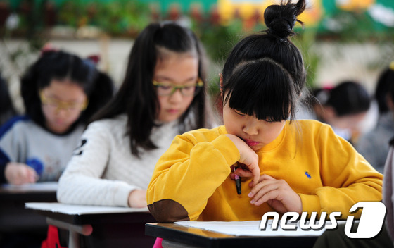 초등학생들이 객관식 문항으로 이뤄진 진단평가를 치르고 있다.(뉴스1 DB) © News1 김대웅 기자