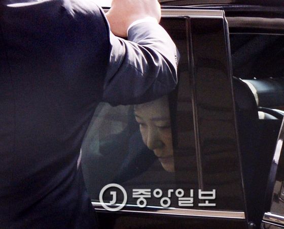 21일 검찰 소환 조사를 받으러 차에서 내리는 박근혜 전 대통령 [중앙포토]