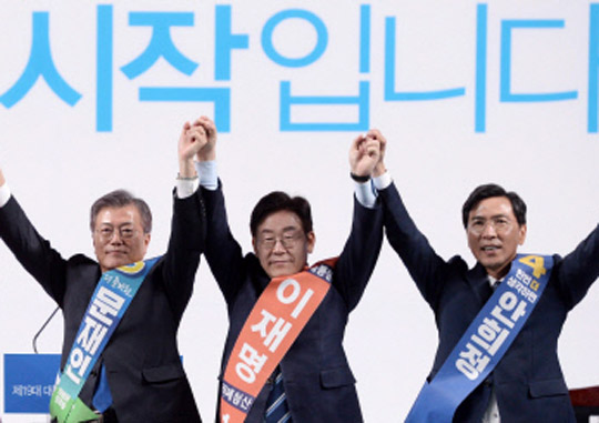 Candidates in the Minjoo Party of Korea\'s primaries for the presidential election raise their hands and greet the voters after the Honam primary ends, launching the party’s nationwide tour, at Kwangju Women\'s University on March 27. From left are Choi Seong, a candidate; party leader Choo Mi-ae; and candidates Moon Jae-in, Lee Jae-myung, Ahn Hee-jung. Gwangju | Kim Gi-nam