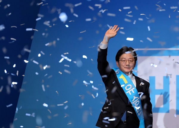 Rep. Yoo Seong-min of the Bareun Party waves to supporters at a party convention held at Olympic Park in Seoul on Tuesday. (Yonhap)