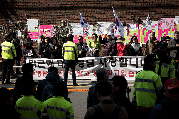 ⓒ시사IN 신선영 3월15일 박근혜 전 대통령의 자택 주변에서 보수 단체 회원들이 집회를 하고 있다.