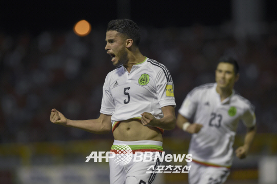 멕시코 대표팀 레예스가 트리니다드토바고와의 월드컵 예선전에서 골을 넣은 뒤 포효하고 있다. ⓒAFPBBNews = News1