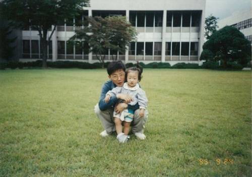 유승민 후보가 한국개발연구원(KDI) 재직 당시 딸 유담씨와 홍릉 한국개발연구원 앞마당에서 함께한 모습